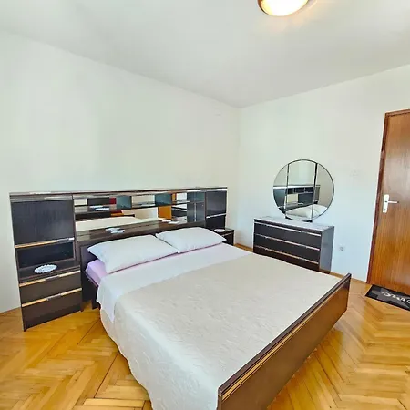 Fuer 6 Personen Mit Terrasse By Interhome Apartamento Novi Vinodolski