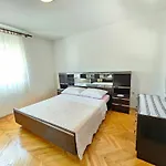 Fuer 6 Personen Mit Terrasse By Interhome