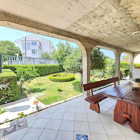 Fuer 6 Personen Mit Terrasse By Interhome