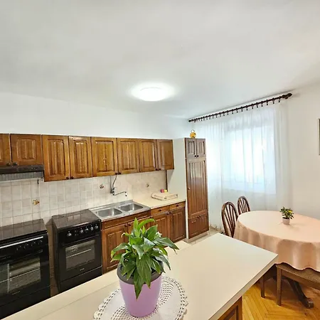 Apartament Fuer 6 Personen Mit Terrasse By Interhome